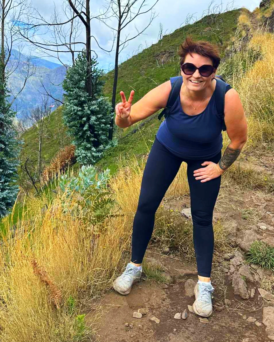 Aleksandra Drūteikaitė kalnuose su peace ženklu